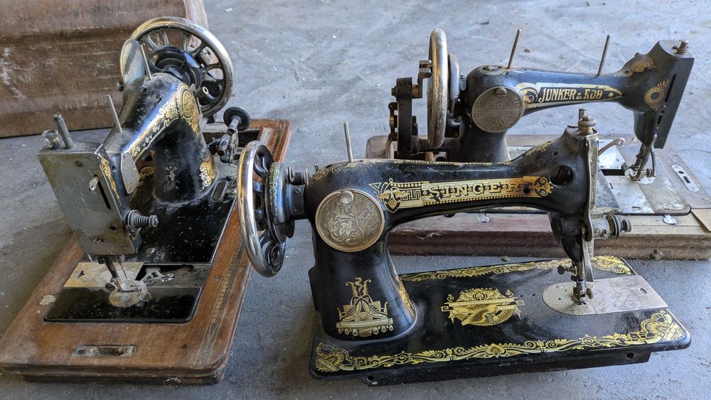 Три шевни машини антикварни Singer и Junger със работещи механизми