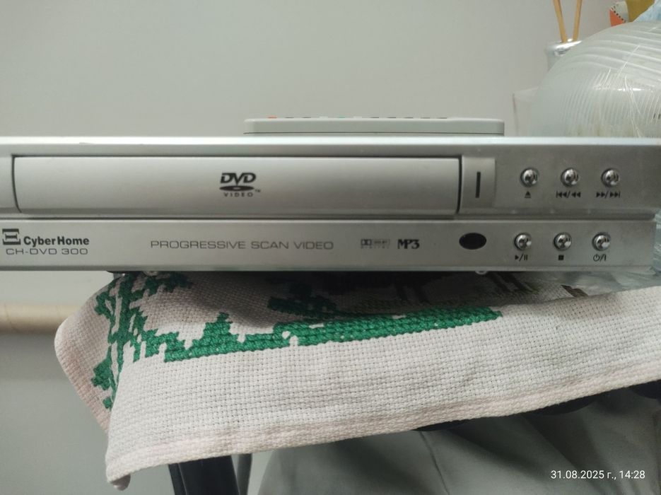 DVD плейър CyberHome CH-DVD 300 с дистанционно – за ремонт