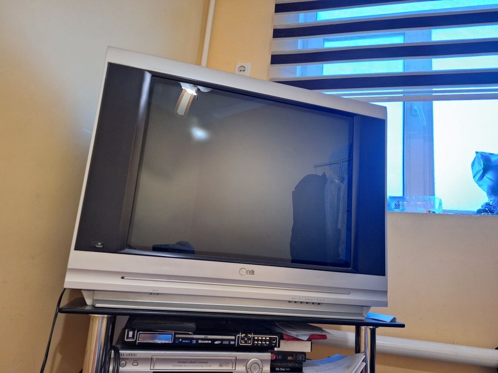 Televizor sotiladi