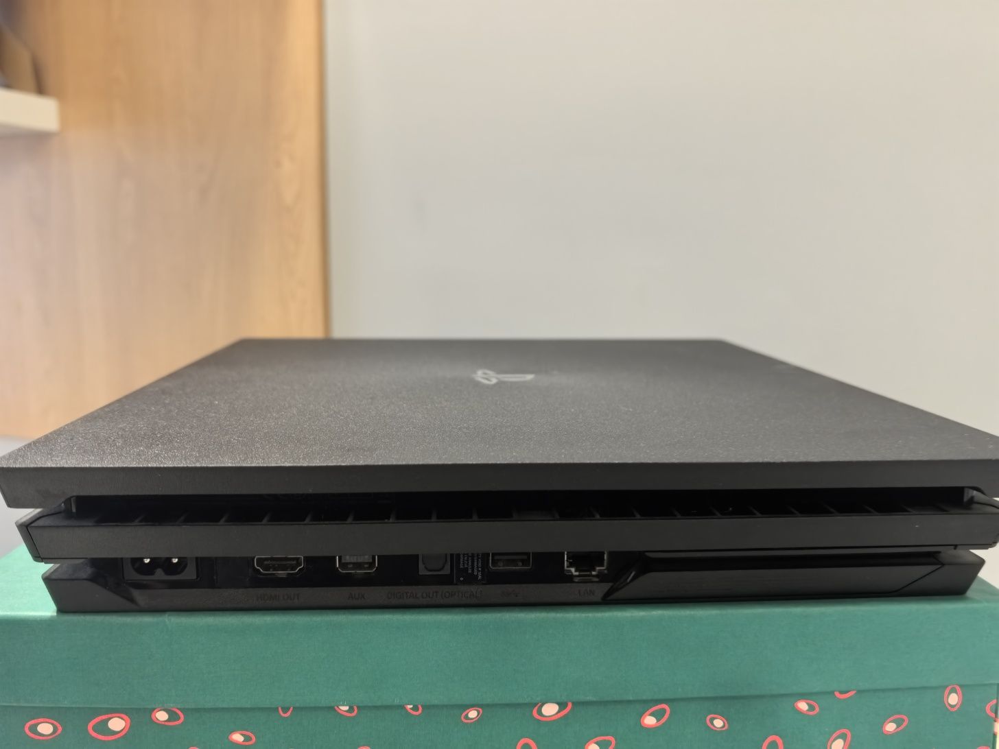PlayStation 4 pro,с два джойстика