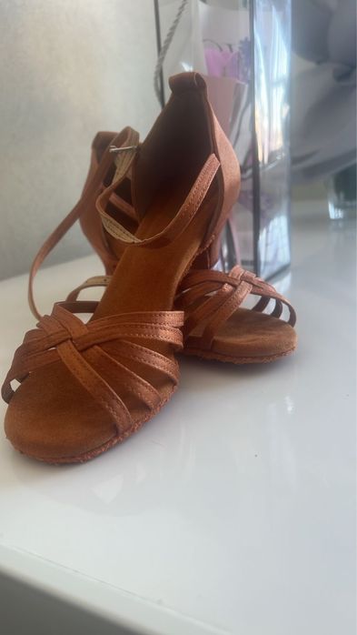 Продам туфли для спортивно бальных танцев