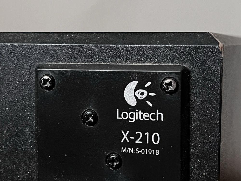 Телевизор Axen 40” с перфектен звук от Logitech X-210