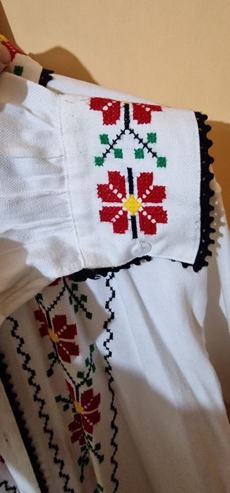 Cămașă populara mărimea 48 făcută manual și un  chimir făcut la comand
