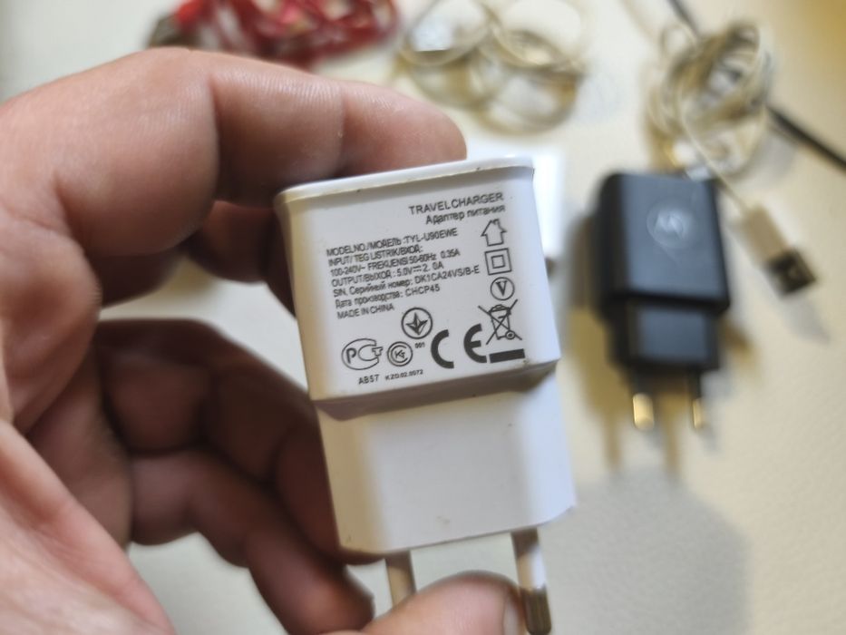 Încarcător 4bucati și cabluri telefon 50lei totul