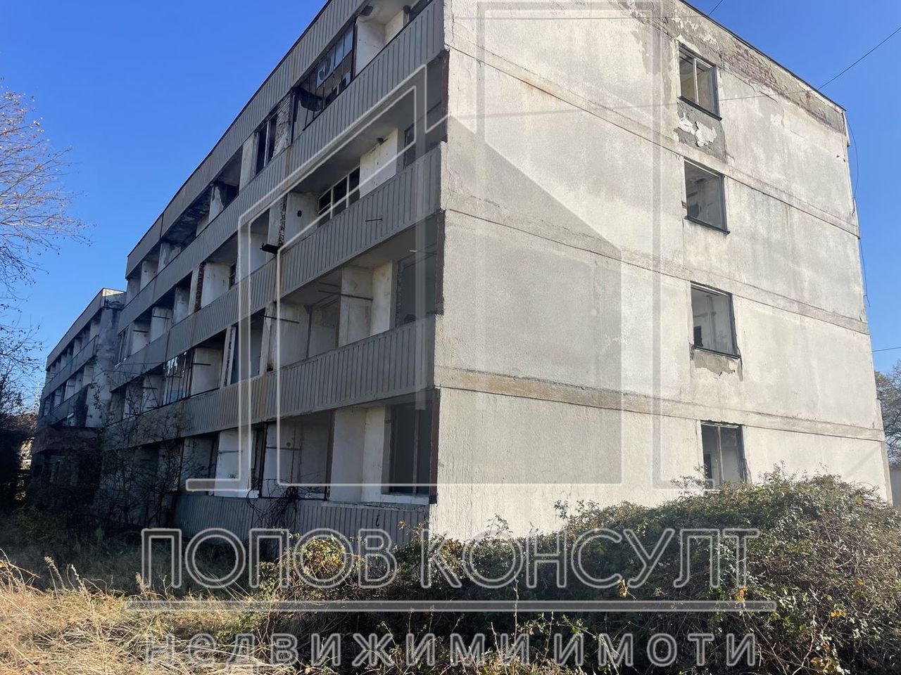 Продава се Хотел в Стамболийски - 4000 кв.м за 500 €/кв.м - Снимка #1