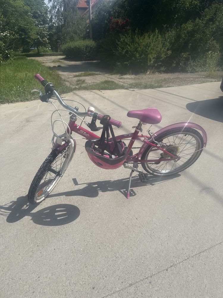Bicicleta roz pentru fetițe