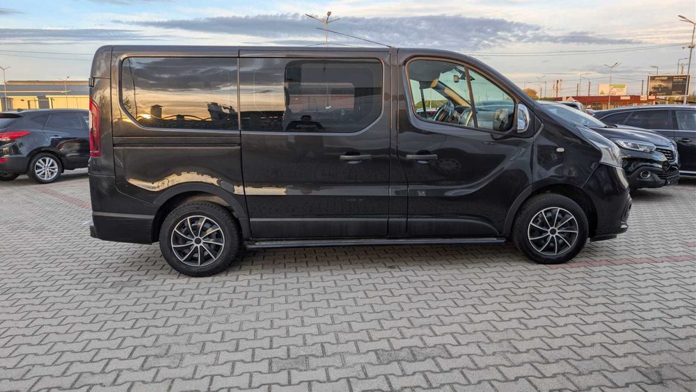 Renault Trafic persoane 8 locuri