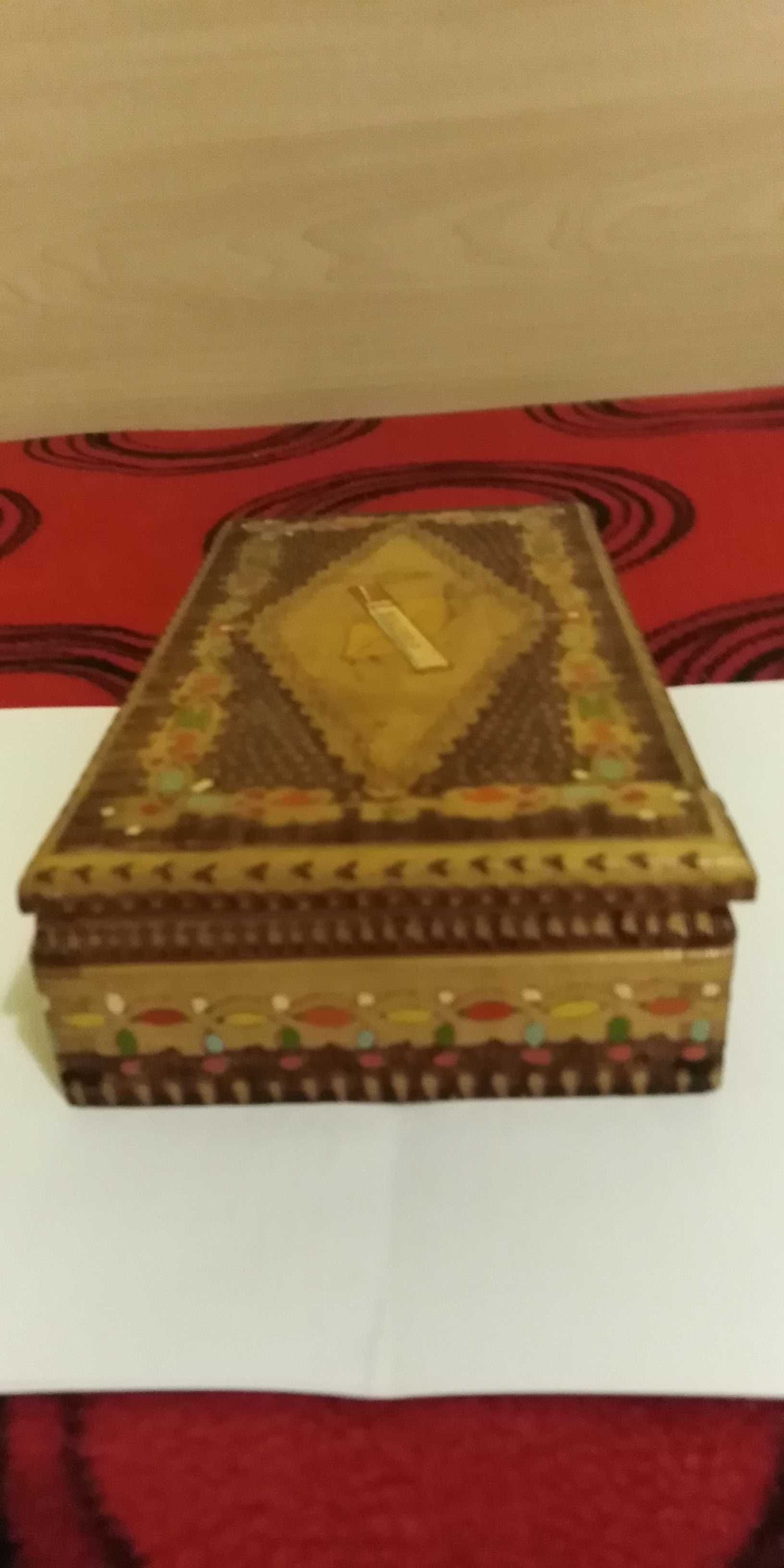 Продавам старовремска кутия за цигари.