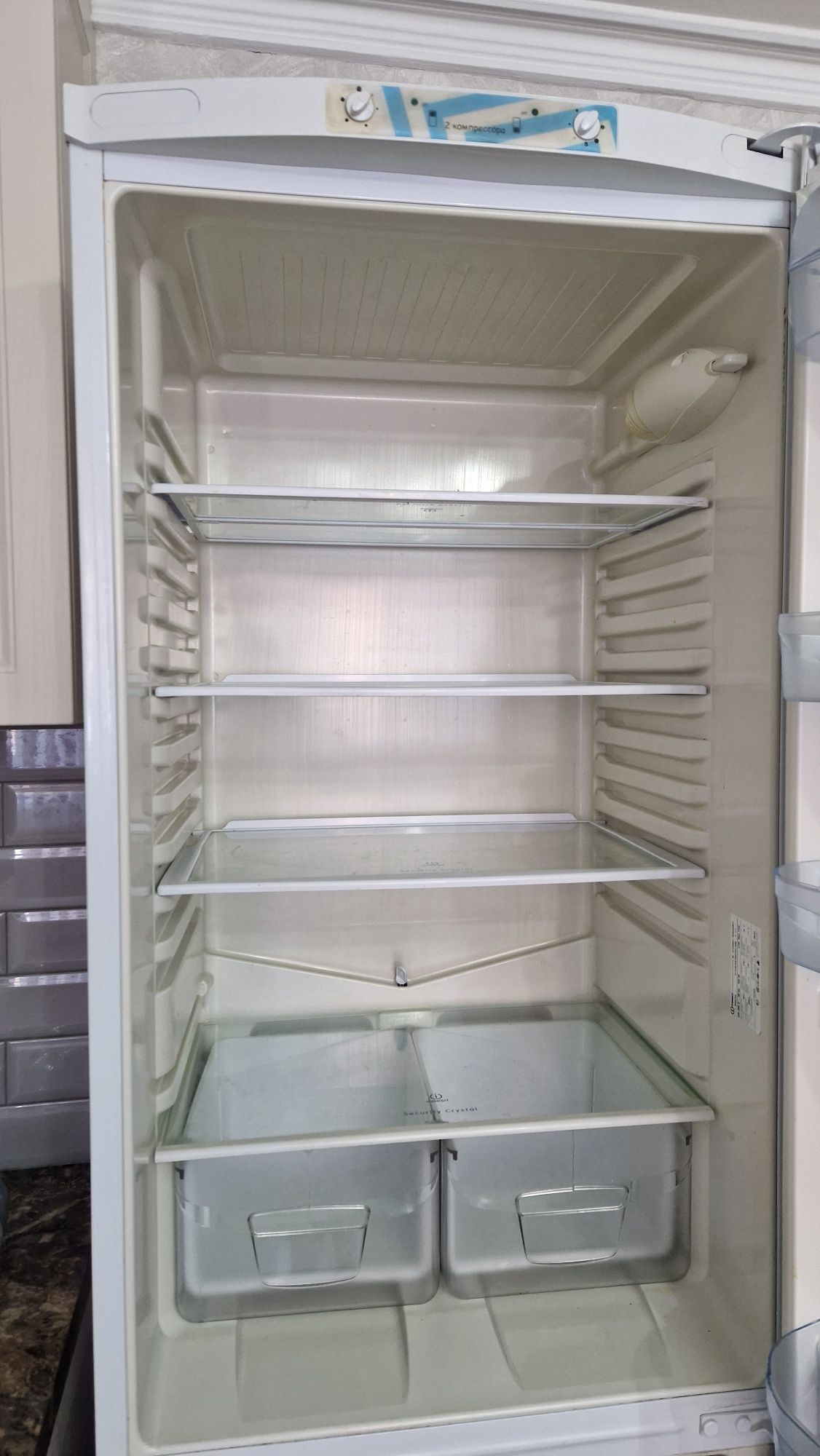 Продам холодильник Indesit.