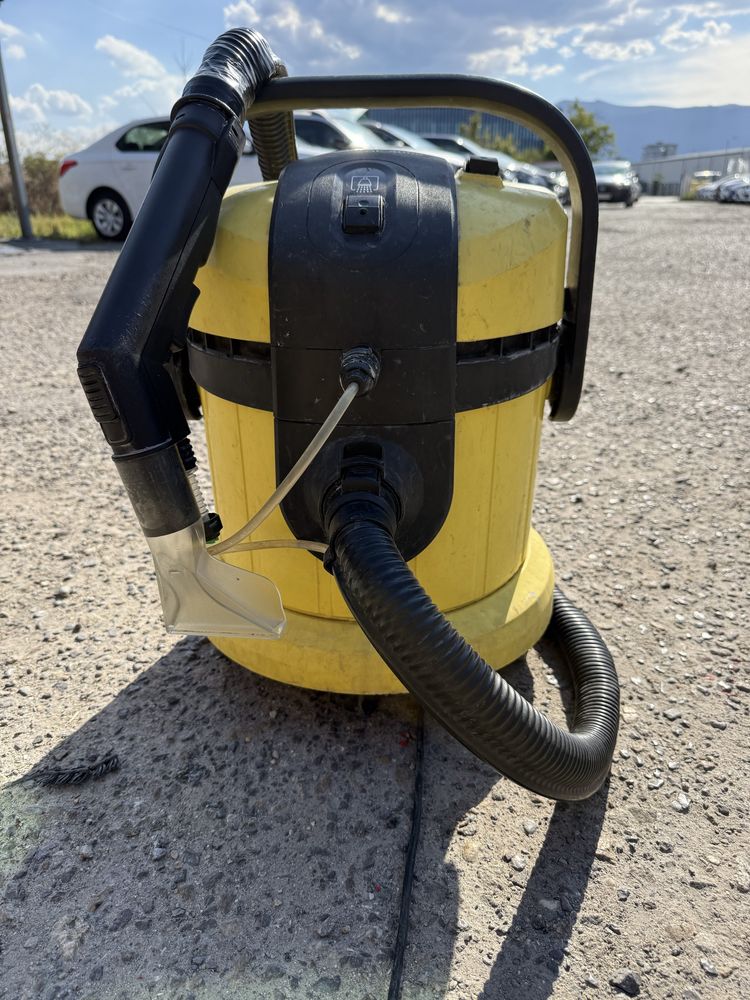 Продавам перяща прахосмукачка Karcher SE 4002
