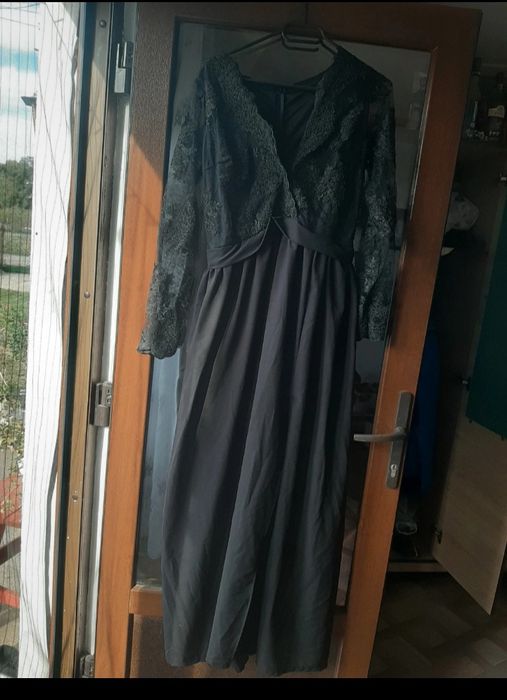 Rochie lungă cu dantelă.