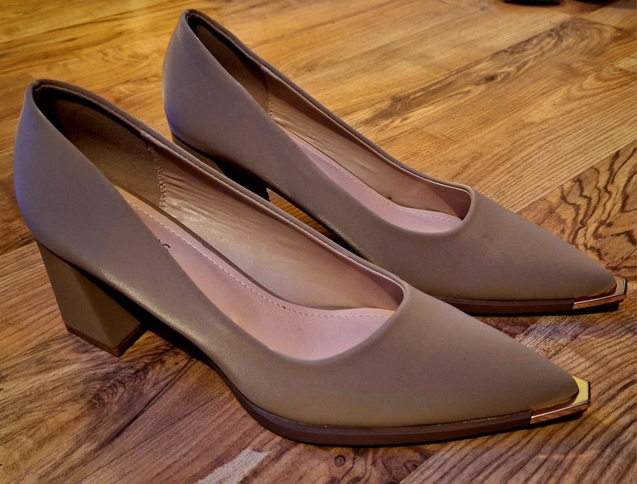 Дамски елегантни обувки на ток 8 см. Бежеви