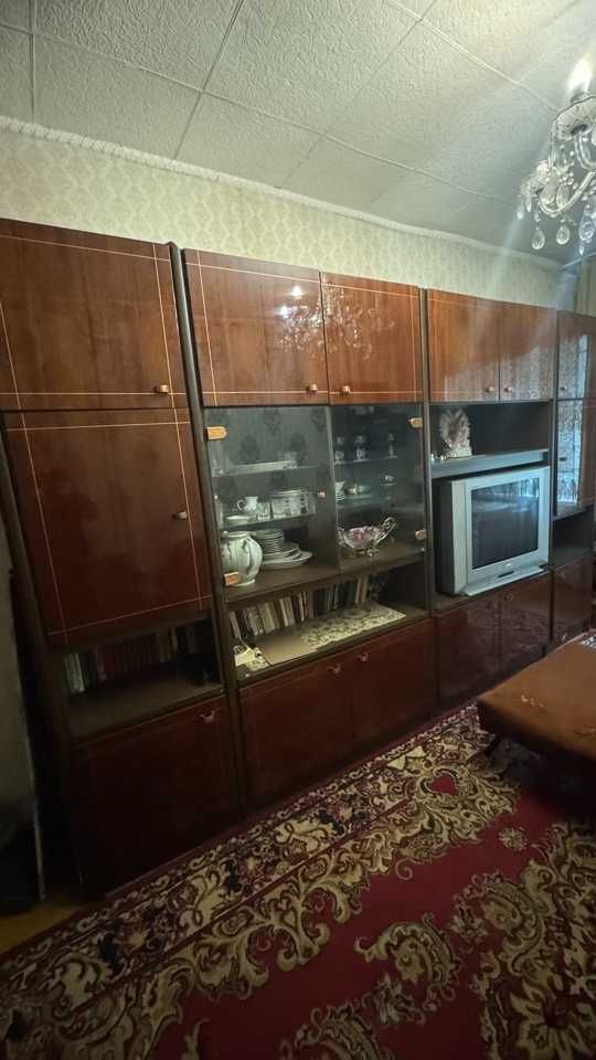 Стенка из натурального дерева