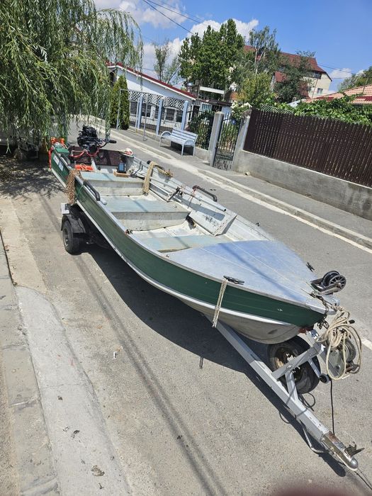 Vând barca aluminiu motor si peridoc înmatriculat
