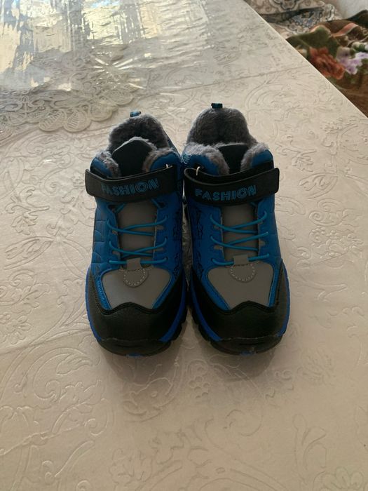 Продается зимние кроссовки детскый