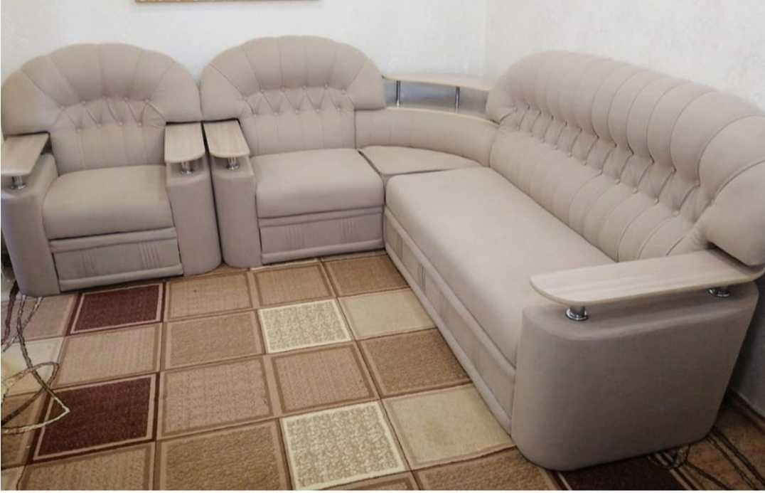 Продам угловой диван с креслом