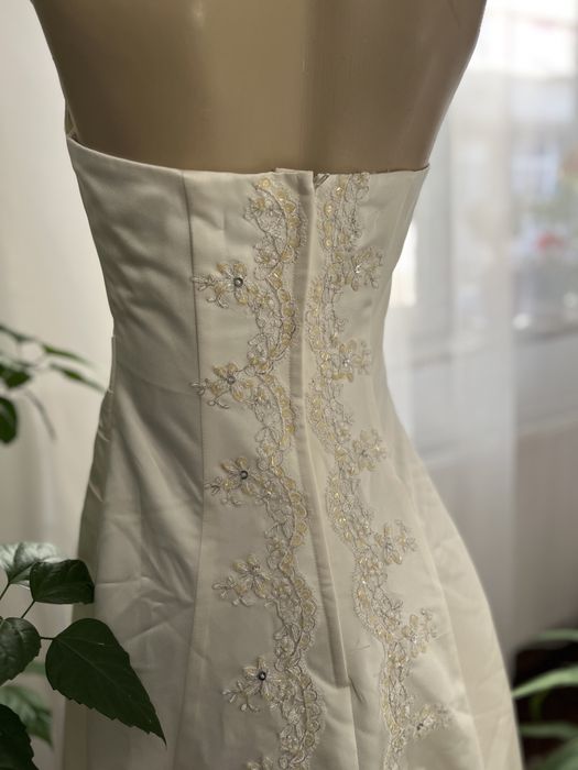 Rochie de mireasa purtata odata. Aplicatii cusute manual