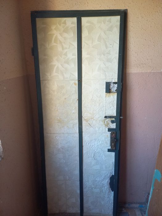 Продаётся входная дверь железный
