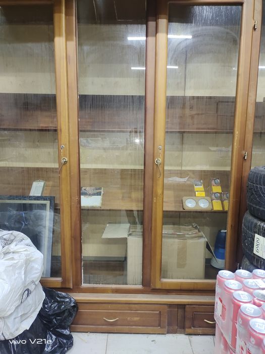 Продаю большую деревянную витрину Ранее использовалась как