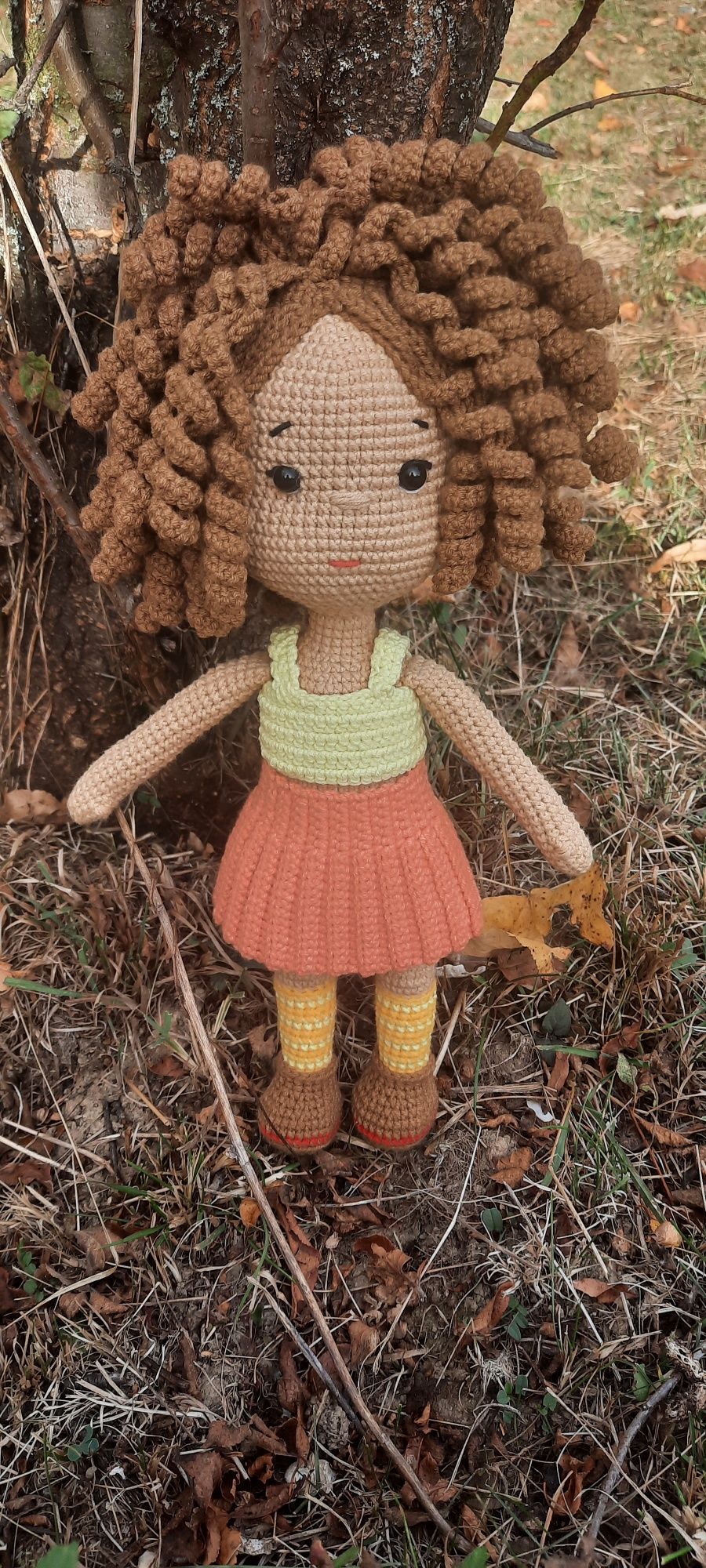 Плетена кукла с къдрици
