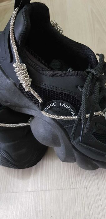 Vand adidasi de dama, purtati fte putin, negri cu argintiu. Marimea 38