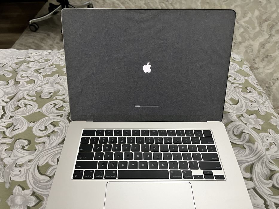 Продам Apple MacBook Air 15 (2023 года)
