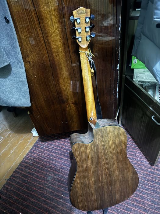 Срочно продается концертно-акустическая гитара