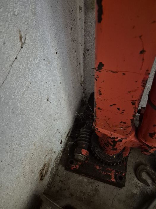 Macara cu picior de sustinere