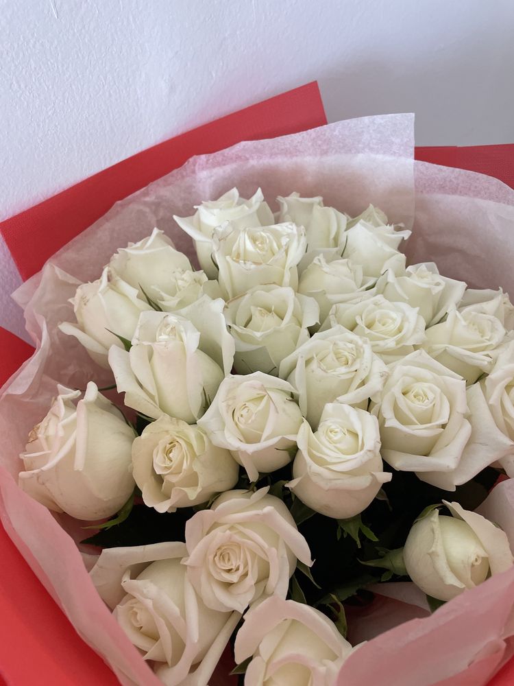 Белые розы. 27 штук.