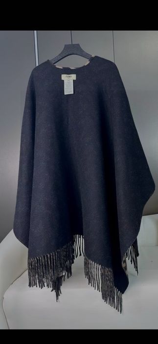 Poncho Fendi model 2026