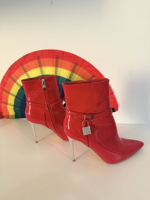 Високи червени боти