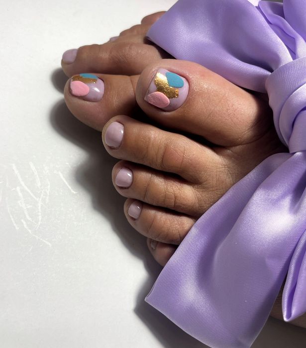 Buna tuturor! Aplic unghii cu gel si semipermanentă cu apex!