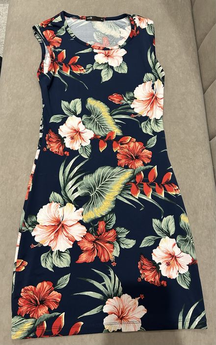 Стильное легкое платье ,с тропическим принтом