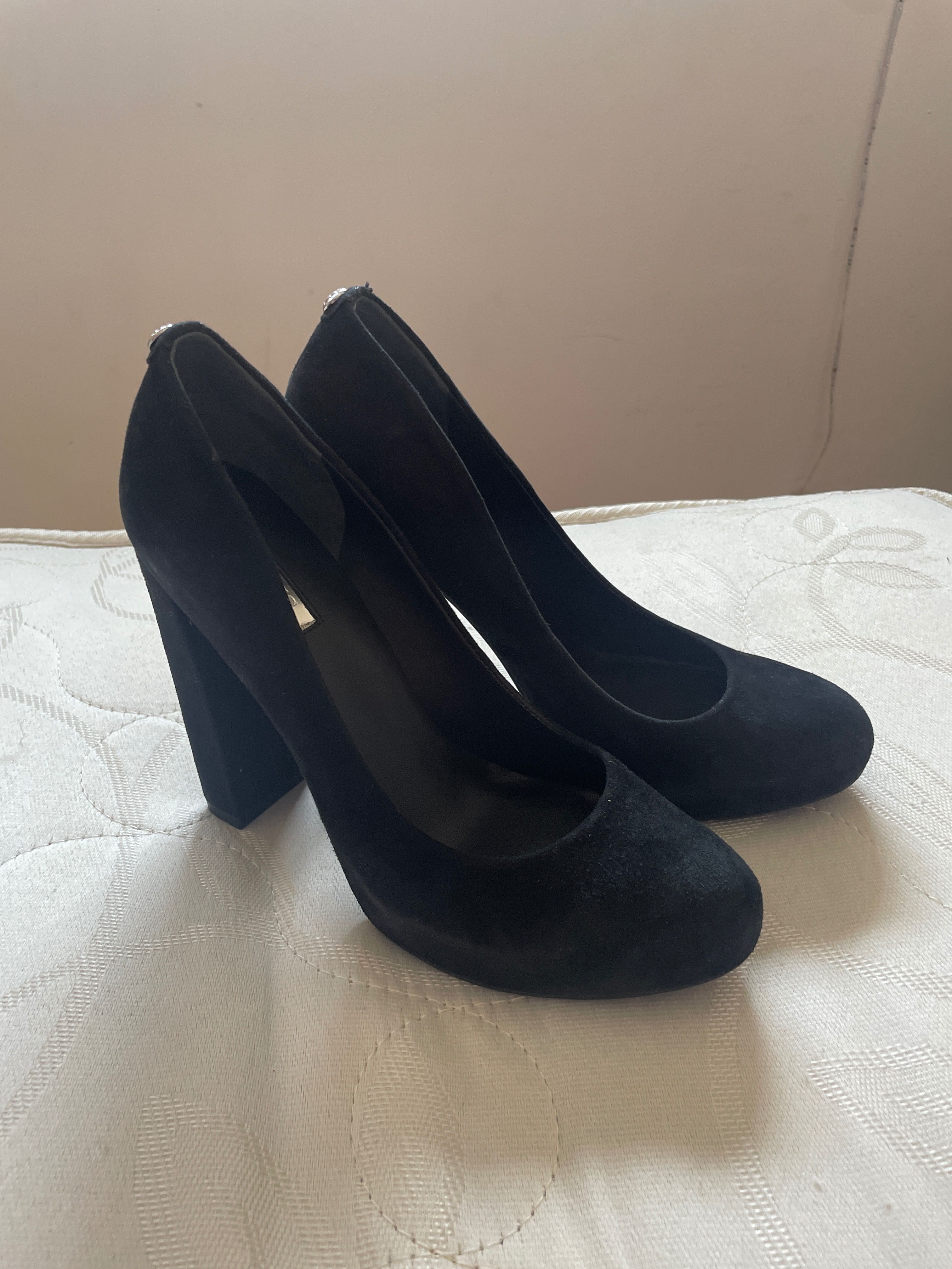 Обувки Guess чисто нови 37  2 чифта черни и сиви не са носени
