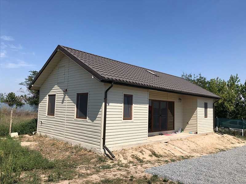 Casa modulara, garaje auto si containere stil birou din panou sandwich