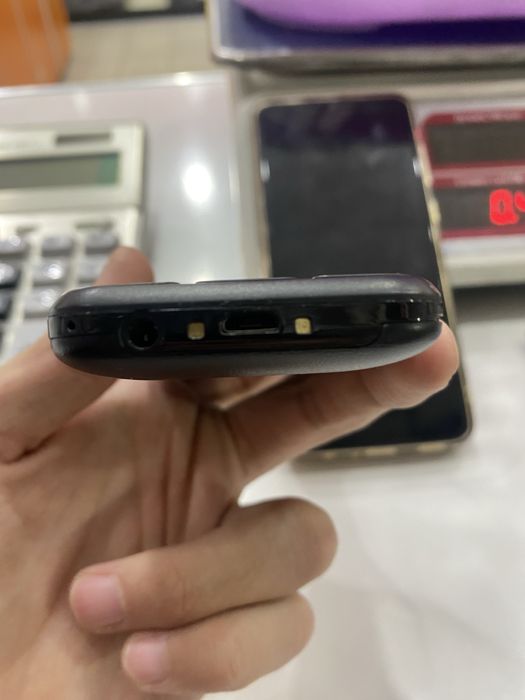 Telefon sotiladi yengi xolatda karopka dokumenti bor