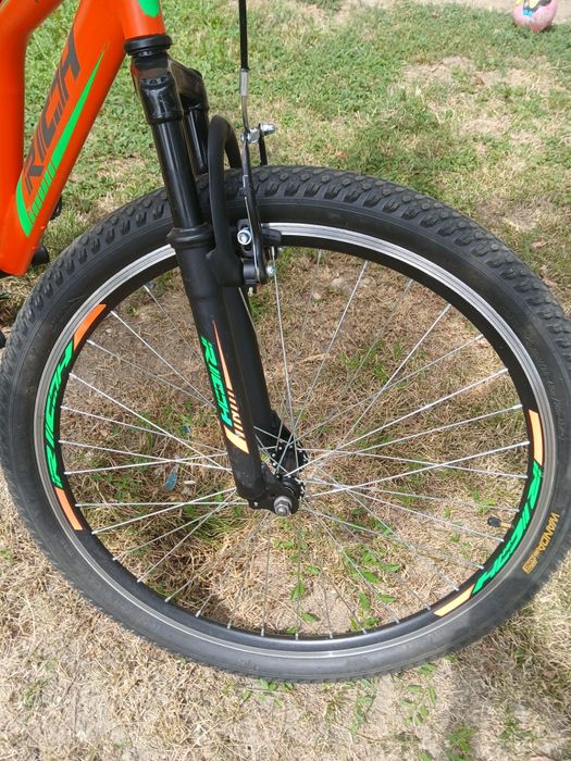Bicicletă cu suspensie față și spate