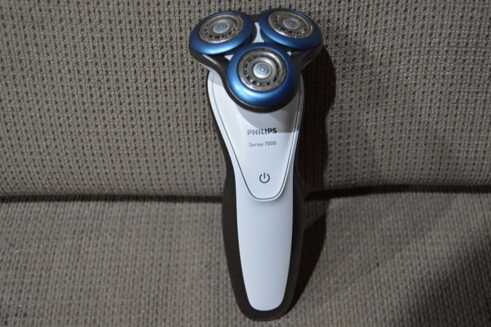 Aparat de ras Philips Series 7000 (S7710/26) + statie de curatare