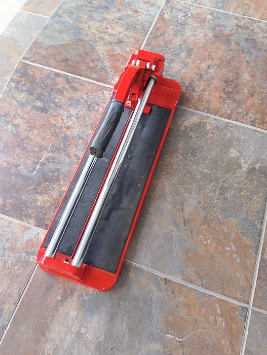 Vând două mașinii de tăiat gresie