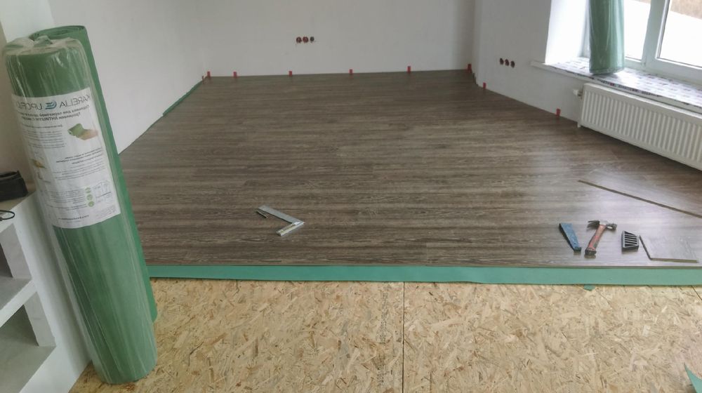 Стелим ламинат,  ложим плитку , заливаем наливной