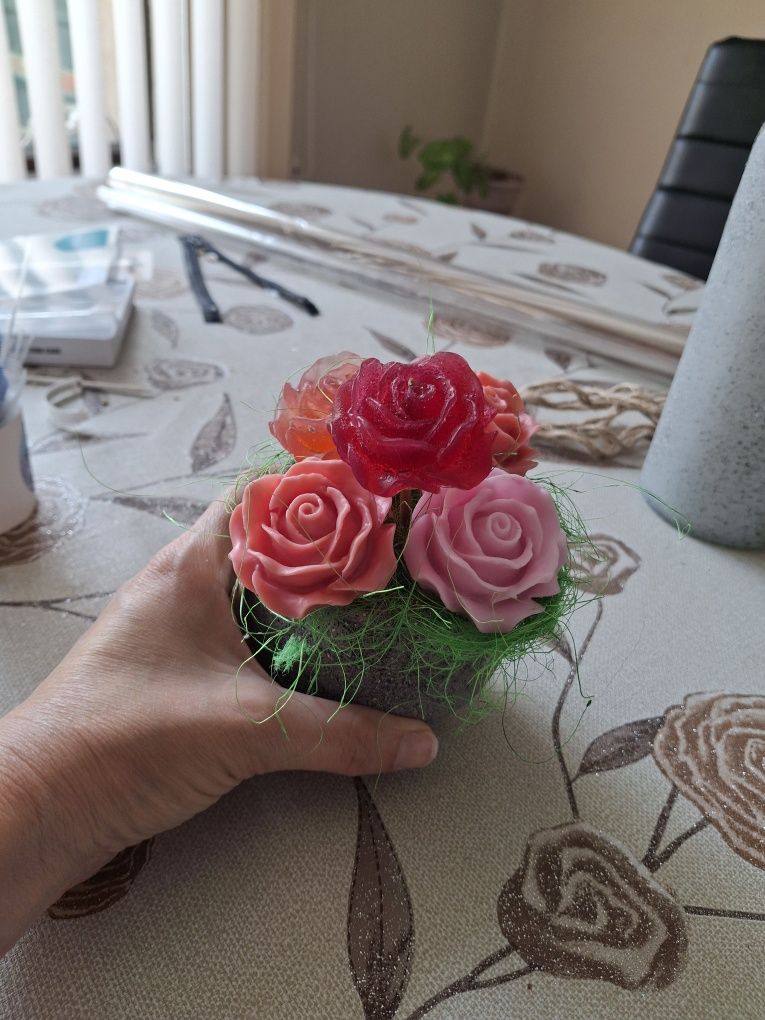 Подарък-кашпа с ароматни сапунени рози