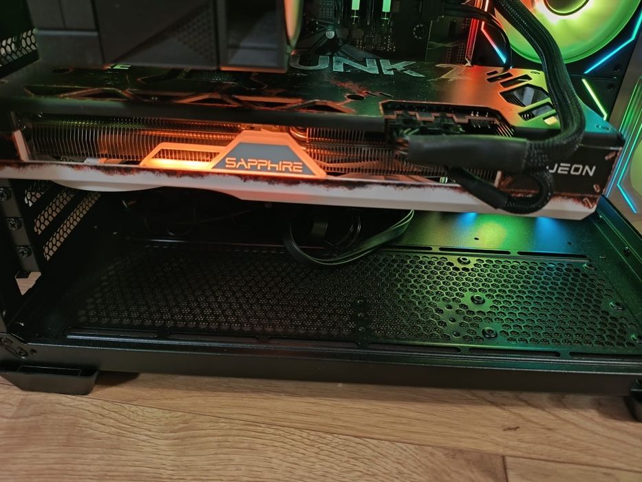 Vând RX 7700 XT 12gb DDR6 Sapphire Pure White FrostPunk