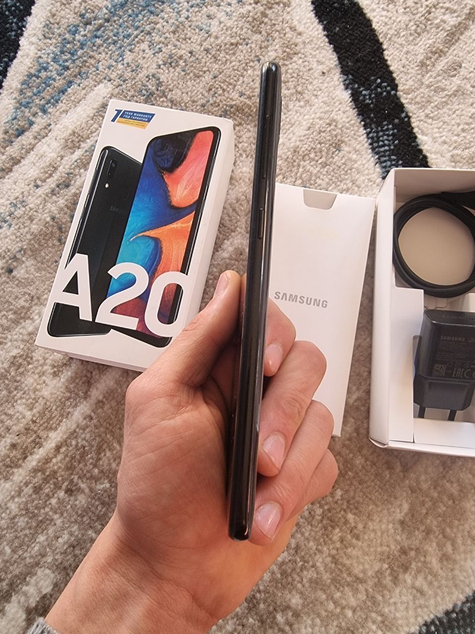 Samsung A20 sotladi