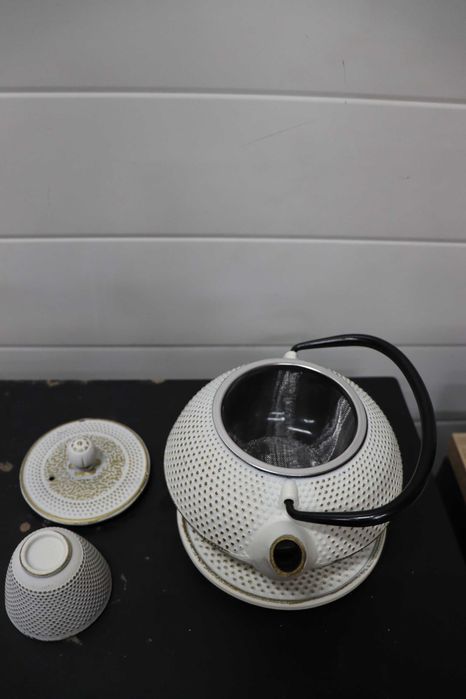 Комплект за чай Echtwerk от чугун, чайник 0.8л подвижна цедка, 1 ЧАША!