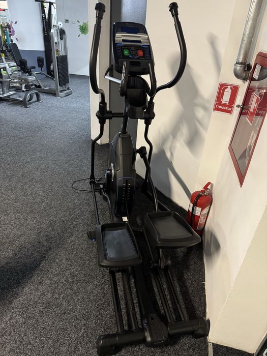 Banca declinata pentru piept / Banca Scott biceps / Eliptica Nautilus