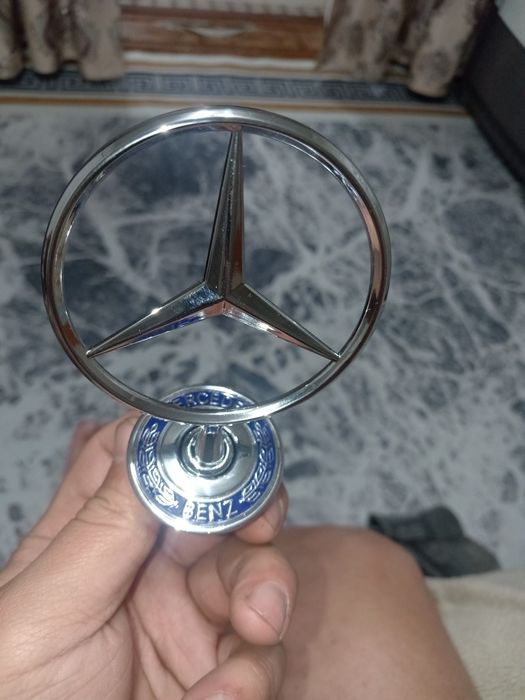 Значок эмблема на мерседес на капот.