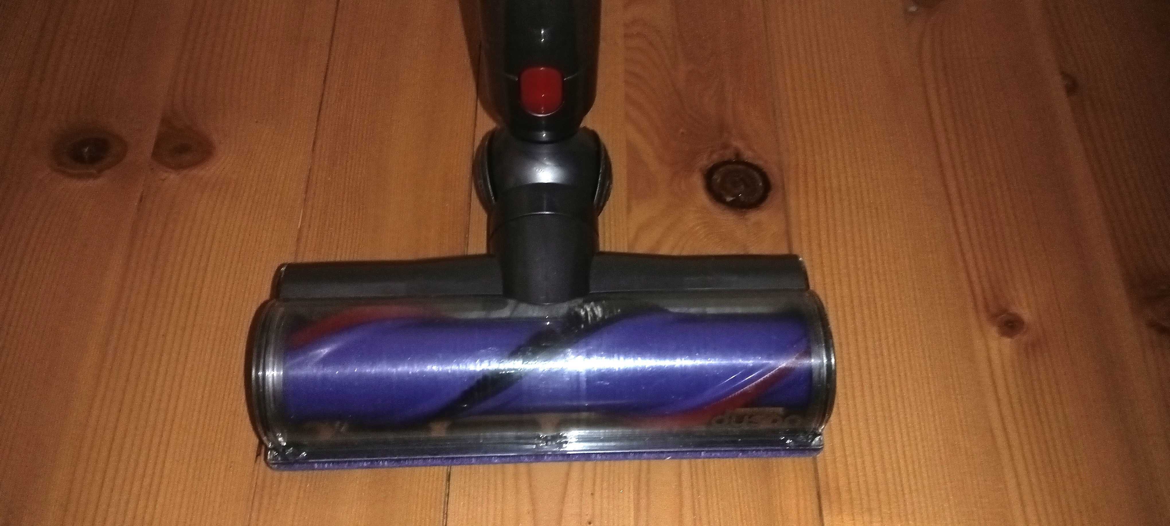 Продавам добра Dyson V10 прахосмукачка с отлична батерия и представки