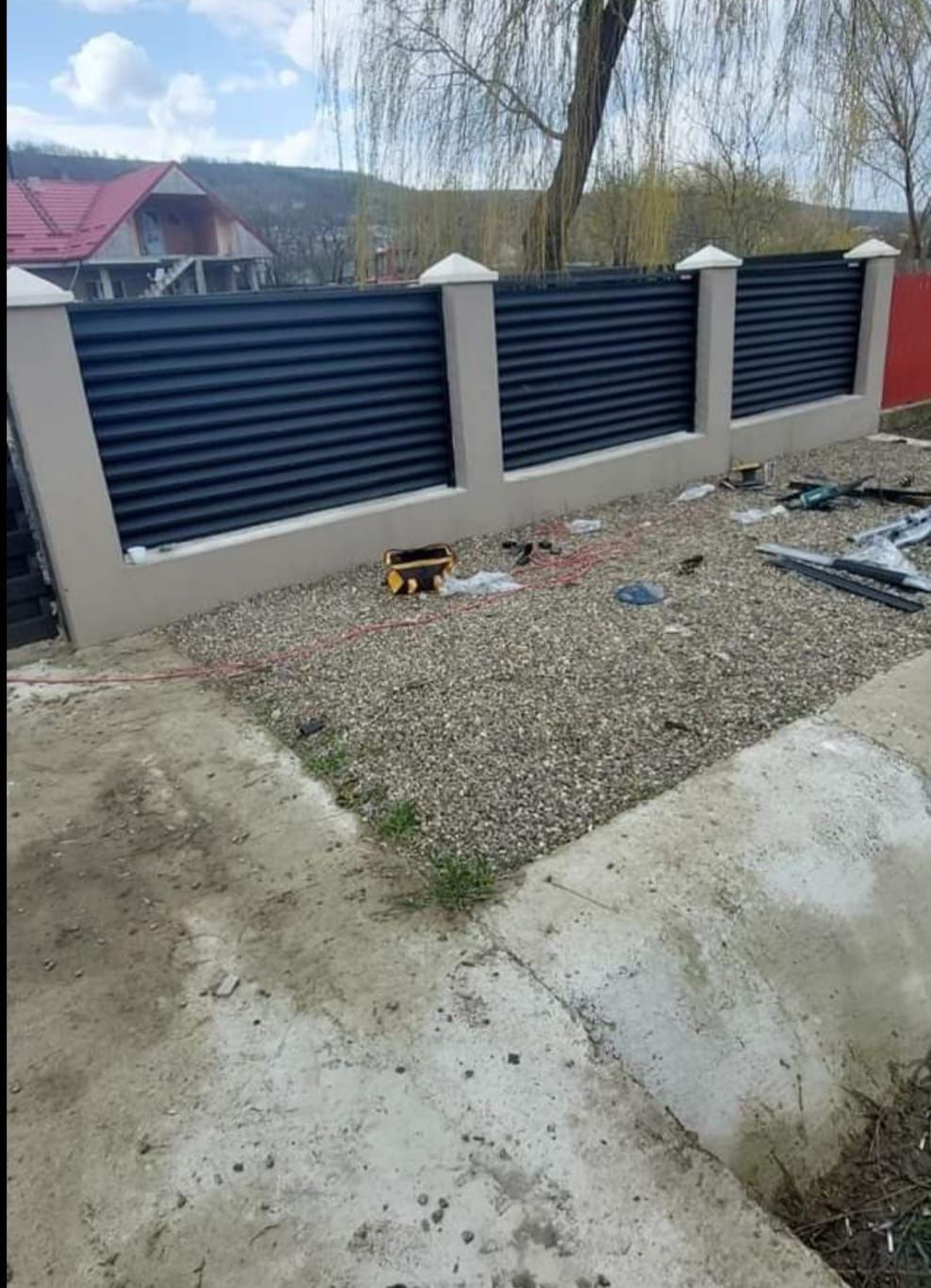 Construim garduri din panouri stil jaluzele, sipca metalica si altele