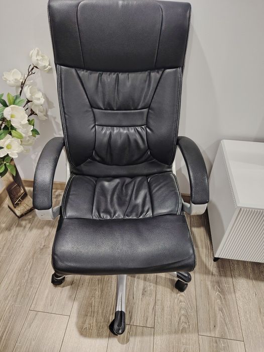 Офисное кресло в хорошем состояний