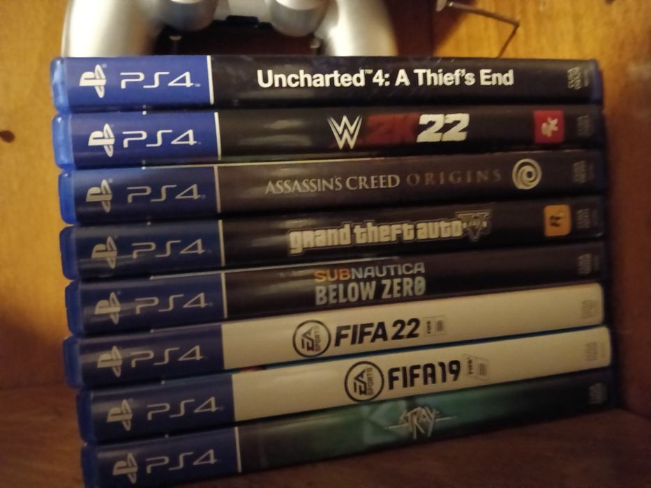 Vând PlayStation 4 perfect funcțional